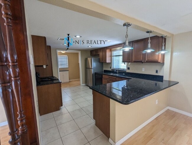 Building Photo - Beautiful 2/2/1 1600 Sq. Ft. with BONUS RO...