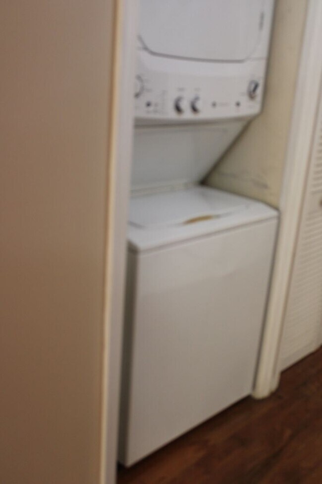 Building Photo - MOVE IN SPECIAL FOR SPRING SEMESTER - Short Term lease available JANUARY through JULY 2026  Laure...