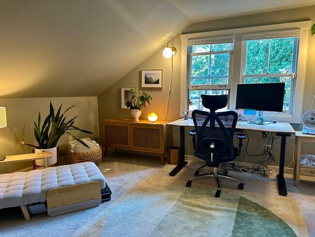 Building Photo - Gorgeous Maple Leaf Property - Huge Yard a...