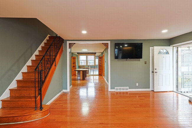 Building Photo - 2421 Vista St