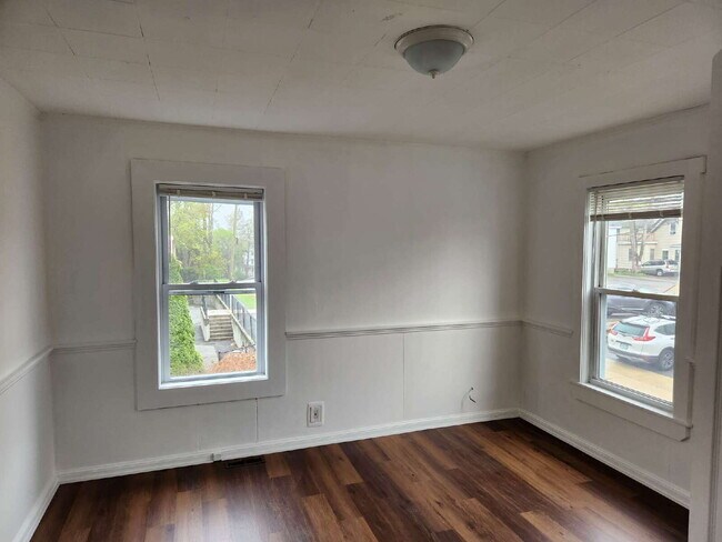 Building Photo - Spacious 4-Bedroom Apartment in Nashua, NH - Don't Miss Out!