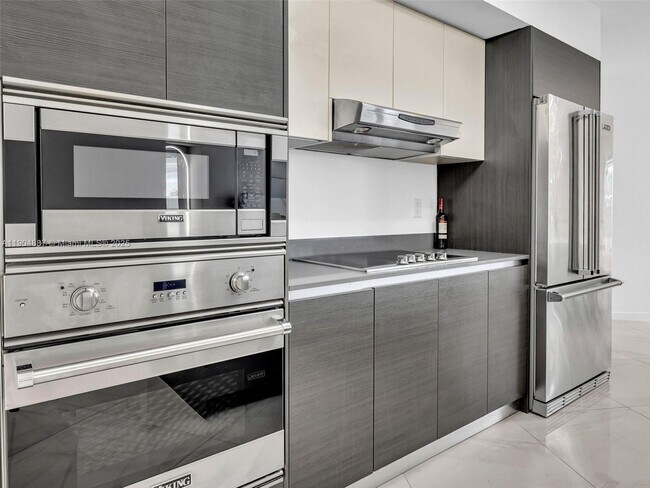 Building Photo - 9821 E Bay Harbor Dr