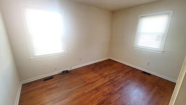 Building Photo - 9305 Fox Run Dr