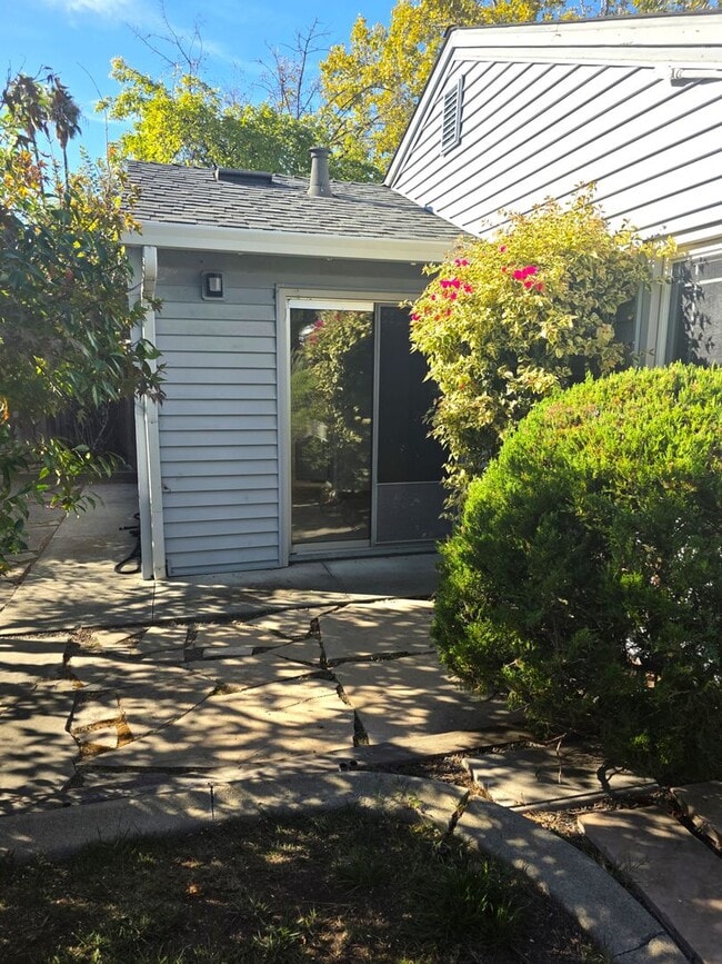 Building Photo - *MOVE IN SPECIAL* Single Story Pleasant Hi...