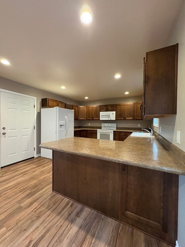 Building Photo - Well maintained 2 B 1 Bath West End Townhome