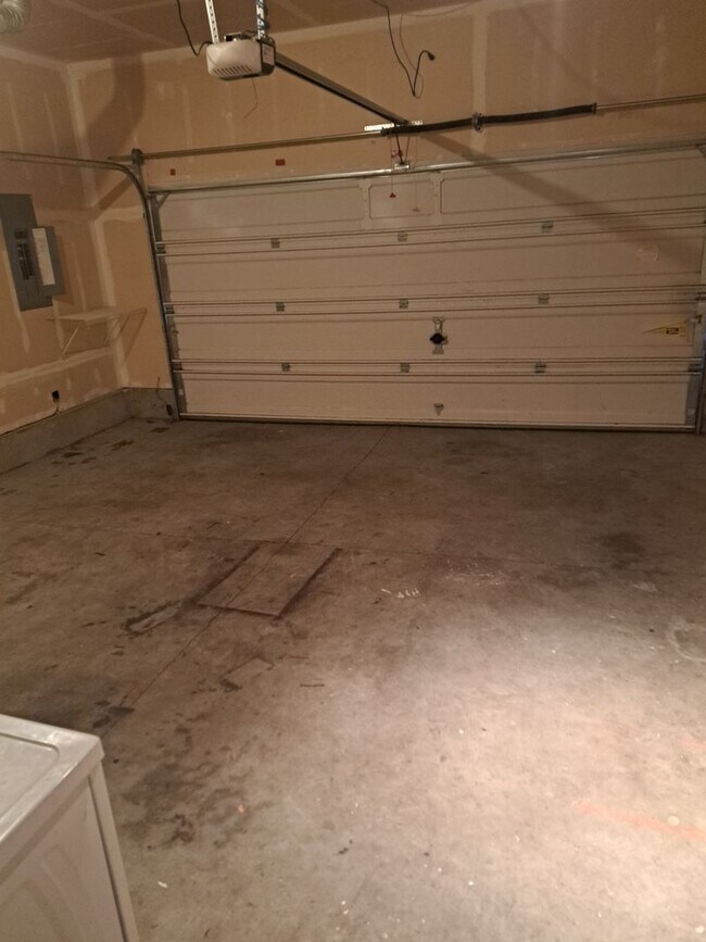 Building Photo - 3 Bedroom Home - Nice back yard -  no applications pending available now !