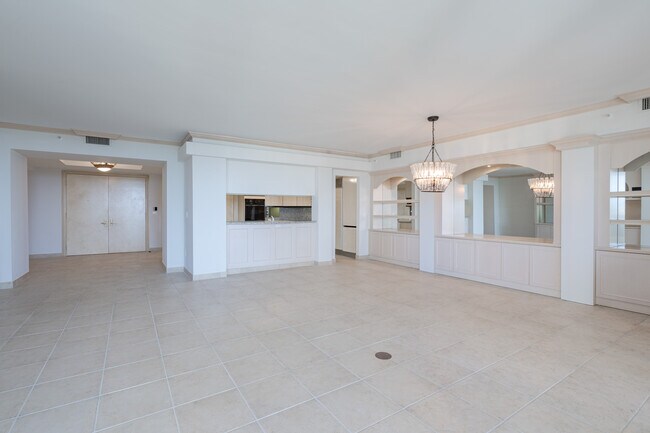 Building Photo - 445 Grand Bay Dr