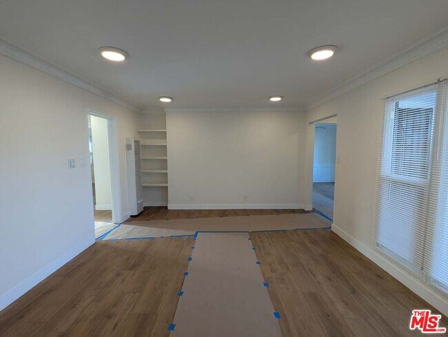 Building Photo - 3966 S Victoria Ave