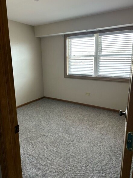 Building Photo - 16628 Crescent Ave