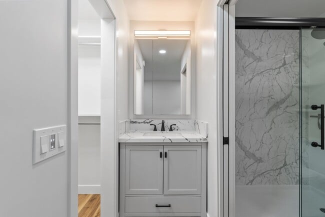 Building Photo - Renovated 1 Bedroom Condo Overlooking Creek
