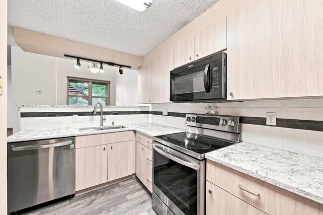 Building Photo - 3 bed, 3 full bath - perfect for roommates!