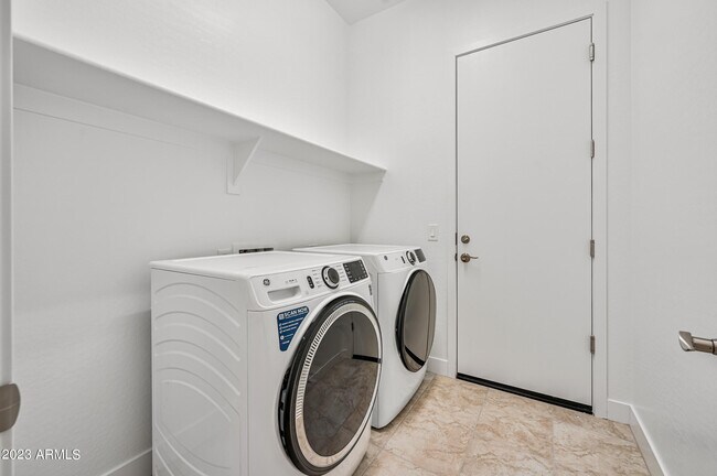 Building Photo - 8725 W Wagon Wheel Dr