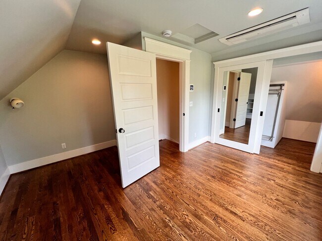Building Photo - Gorgeous, Executive Living in Beautiful Ma...