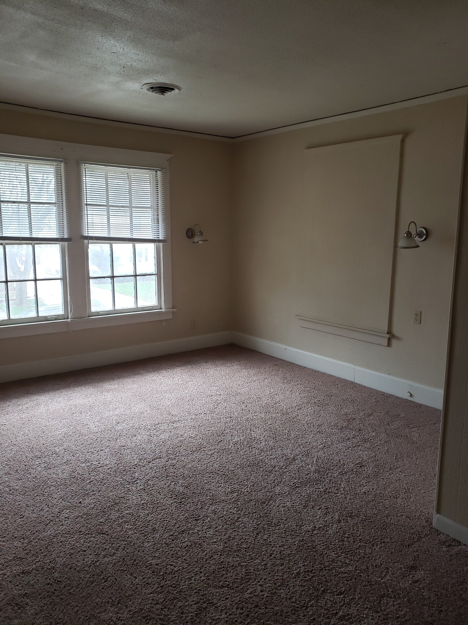 Building Photo - 918 E Locust St