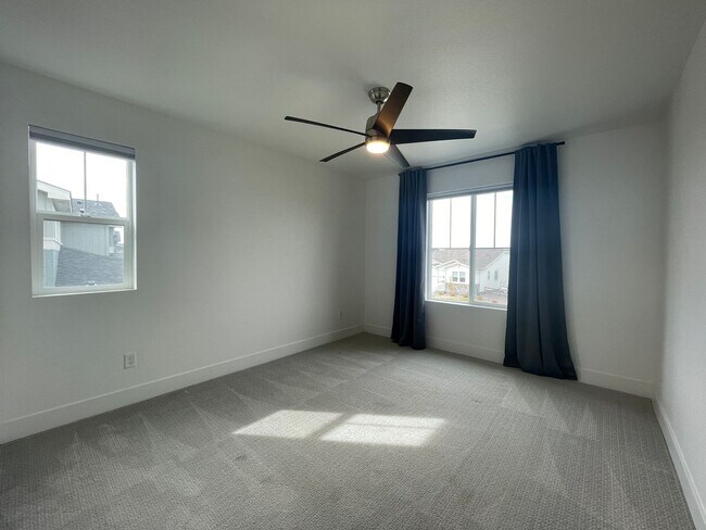 Building Photo - Stunning and spacious 4.5 bedroom, 3 bathroom home located in Morgan Hill