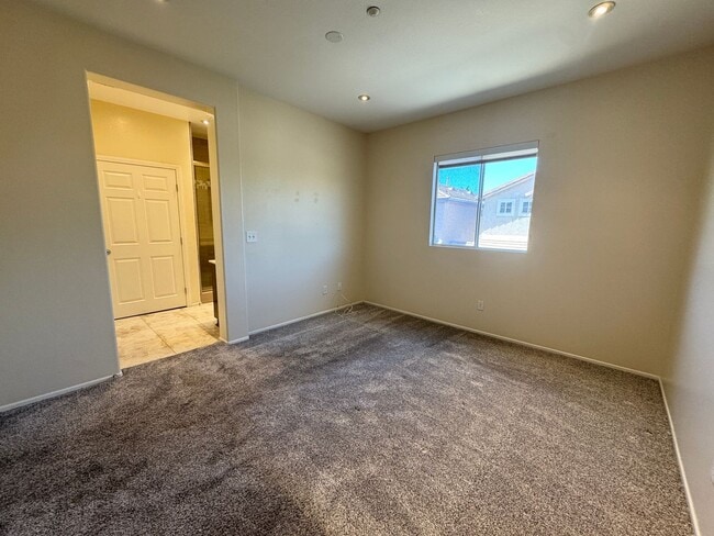Building Photo - Remodeled 3 bedroom townhome in Simi Valley