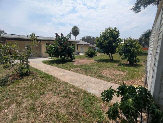 Building Photo - For Rent: 4 Bedroom, 3  Bathroom, Office/Den, Sunroom/Florida room, Large Shed, Huge backyard