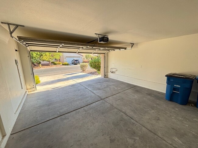 Building Photo - Gorgeous 3bed/1bath w/ 2 Car Garage located in Henderson!