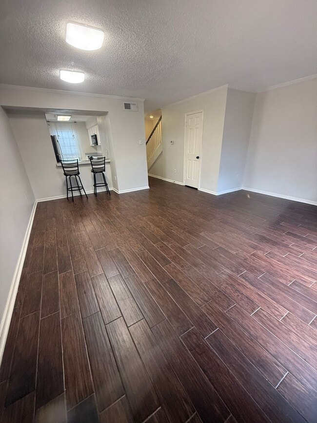 Building Photo - Beautiful 2 Bedroom Townhome off Jefferson