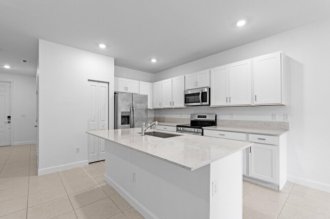 Building Photo - 4667 Hollister Ave