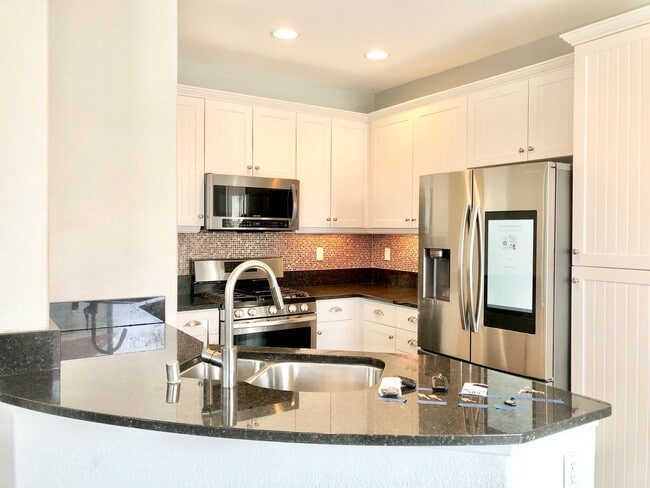 Building Photo - Beautifully Upgraded & Appointed End Condo...