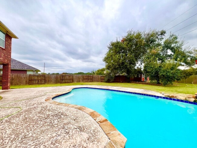 Building Photo - 16735 Village View Trail