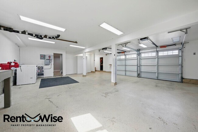 Building Photo - 1125 Fernwood Dr