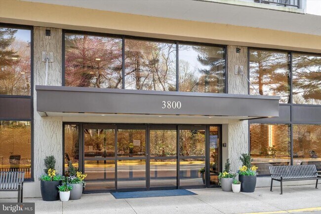 Building Photo - 3800 Powell Ln