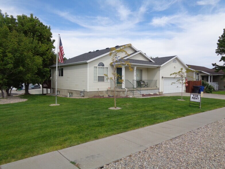 Building Photo - 8816 W Florence Dr