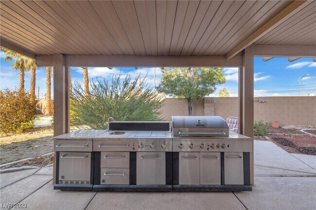 Building Photo - 3824 Sunking St