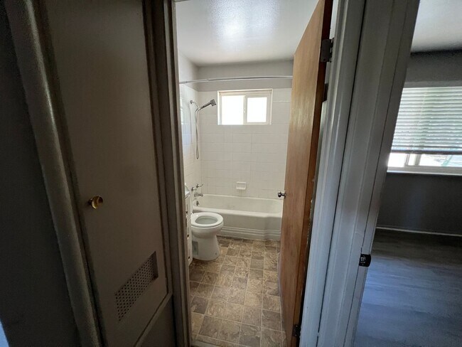 Building Photo - 2 bed Placerville duplex with garage
