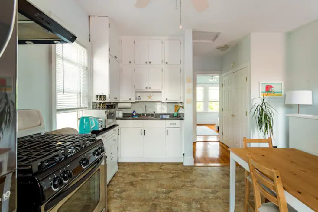 Building Photo - 28 Walnut E St