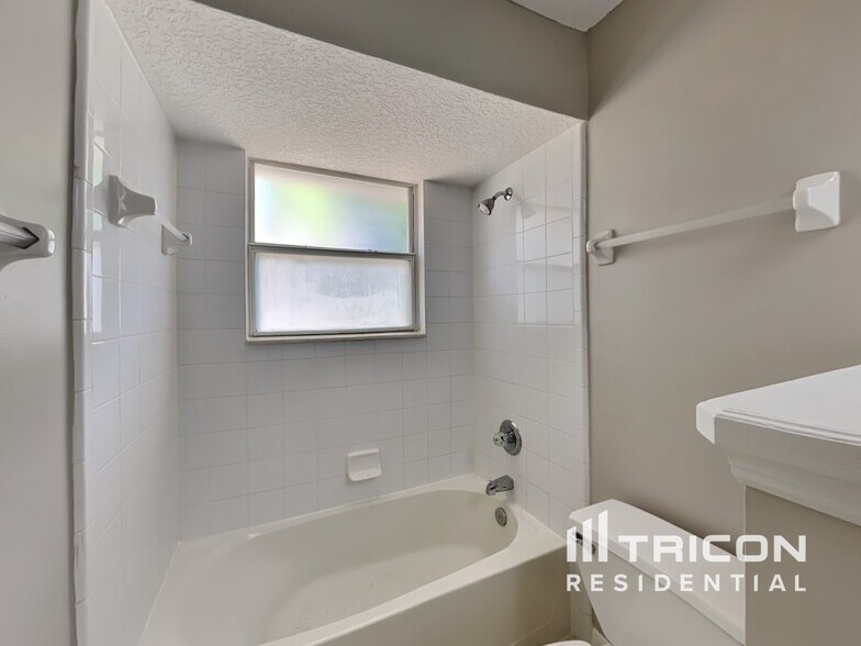 Building Photo - 1624 River Breeze Dr
