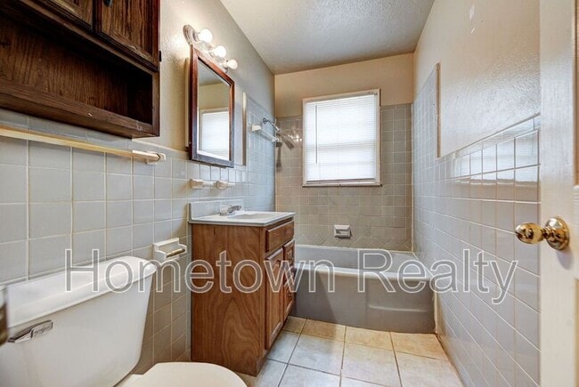 Building Photo - 3513 Springlake Dr