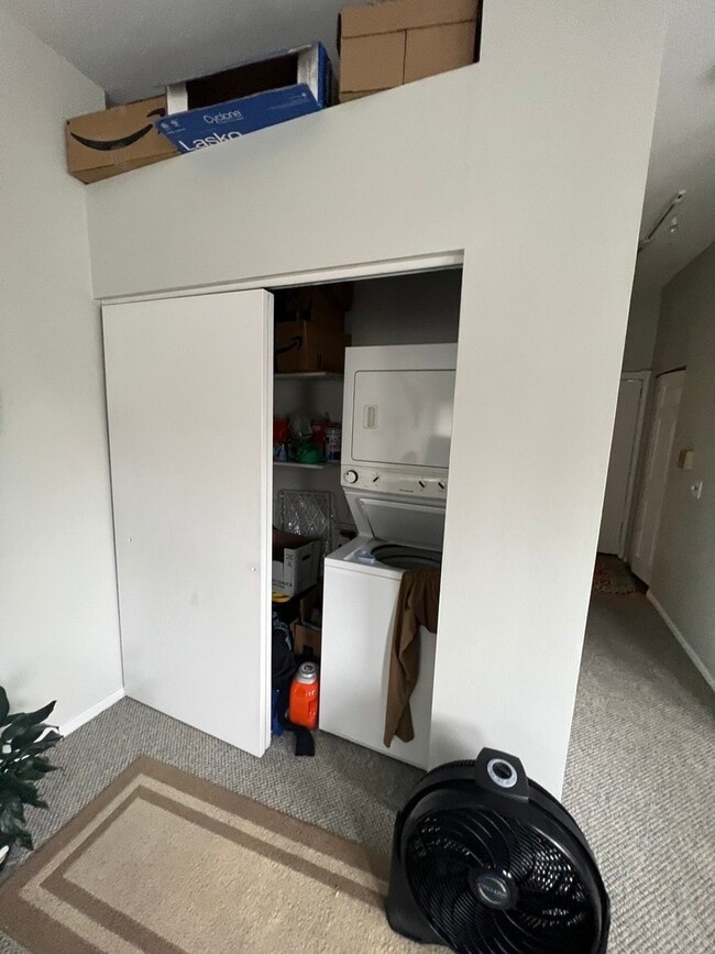 Building Photo - 866 W Aldine Ave