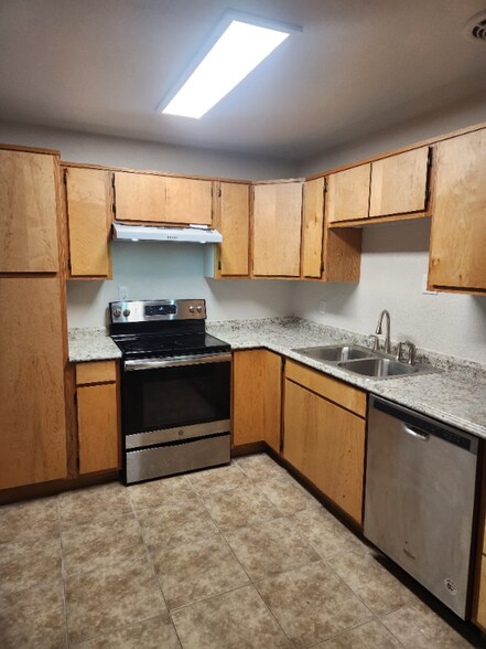 Building Photo - 650 E 3rd Ave