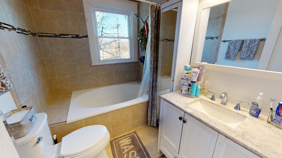 Building Photo - Beautifully updated East Arlington home by...
