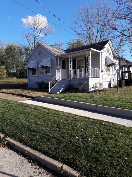 Primary Photo - 220 Broadway Ave