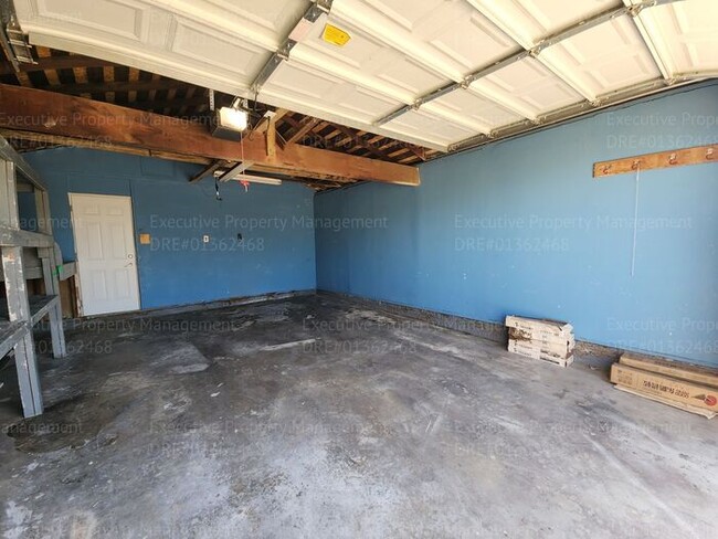 Building Photo - 3 Bedroom 2 Bath house