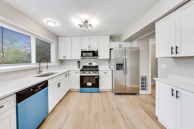 Building Photo - 281 Dupage Dr