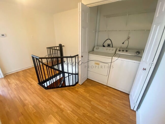 Building Photo - Updated 2-Bed Townhouse Steps from McNeese...