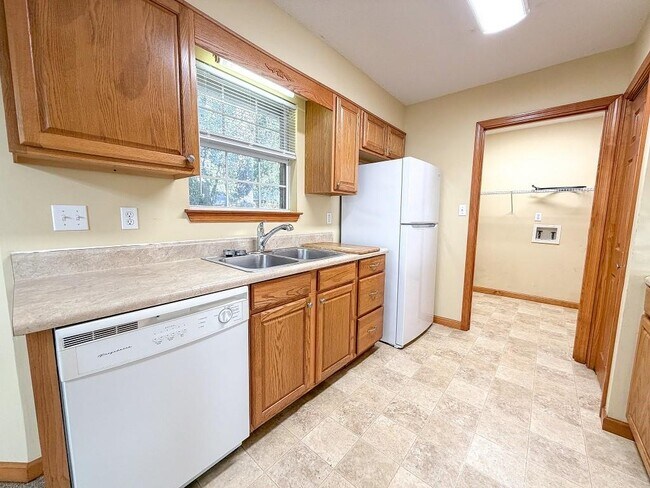 Building Photo - 2544 Oakmont Ct