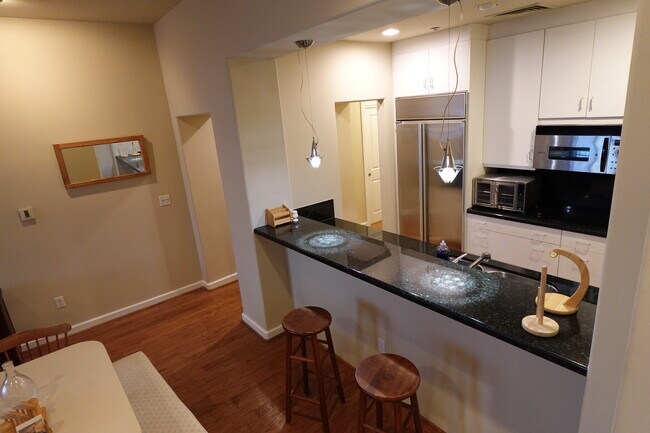 Building Photo - 914 Main St