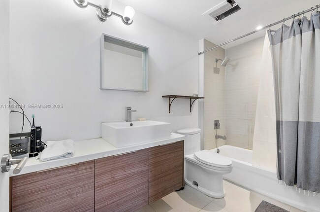 Building Photo - 1010 SW 2nd Ave