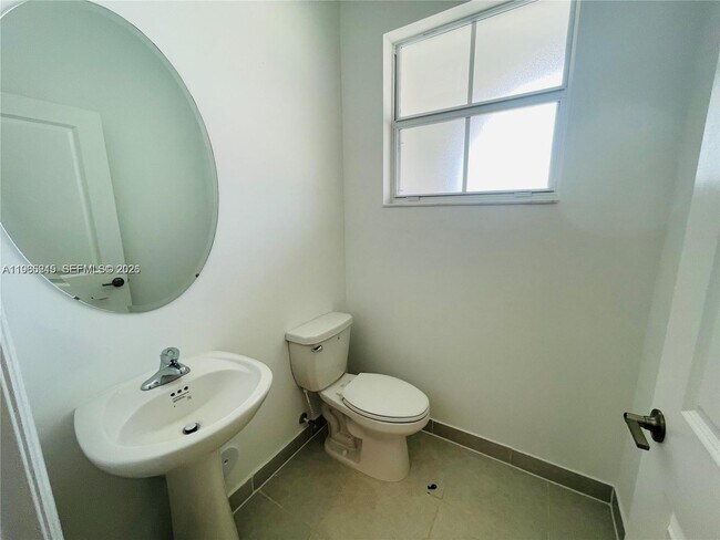 Building Photo - 1695 SE 27th Rd