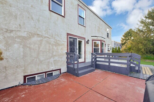 Building Photo - 96 Chenango Dr