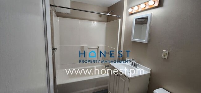 Building Photo - 4 Pierce St