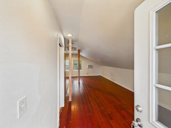 Building Photo - 1206 E 30th St