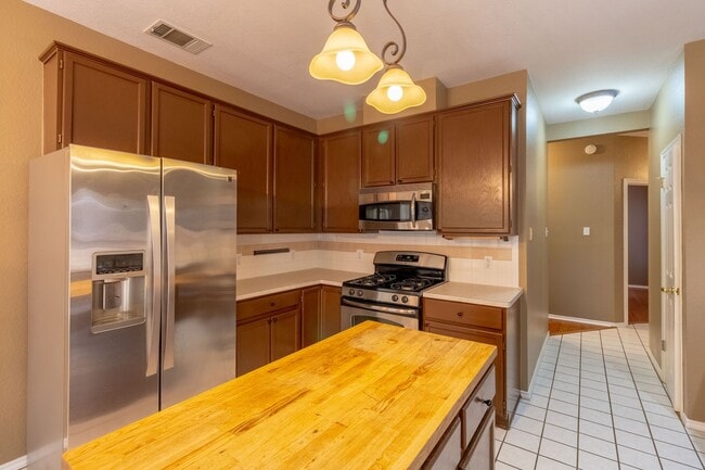 Building Photo - 4 bedroom, 2 bathroom home in South Austin!