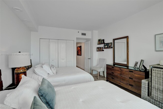 Building Photo - 20281 E Country Club Dr